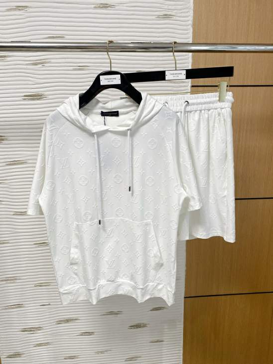 Picture of LV Shirt Pant Suits _SKULVM-3XLkdtr15123326